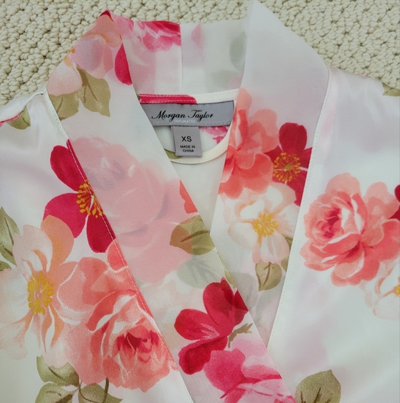 Morgan Taylor Floral Robe - Picture 2 of 13